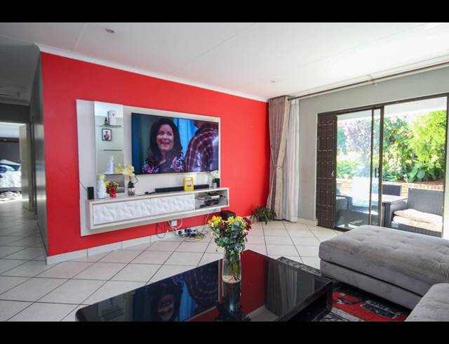 3 BEDROOM TOWNHOUSE FOR SALE IN THATCHFIELD